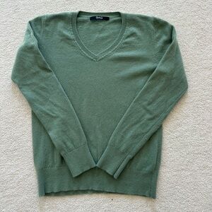 Quince Sage V-Neck Cashmere Sweater